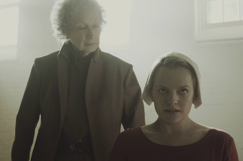 Margaret Atwood og Elisabeth Moss í hlutverkum sínum. Mynd: HULU