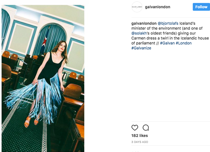 Myndin birtist á Instagram síðu Galvan London fyrir þremur dögum síðan. Í myndatexta segir að Björt sé ráðherra og að myndin sé tekin í sal Alþingis.