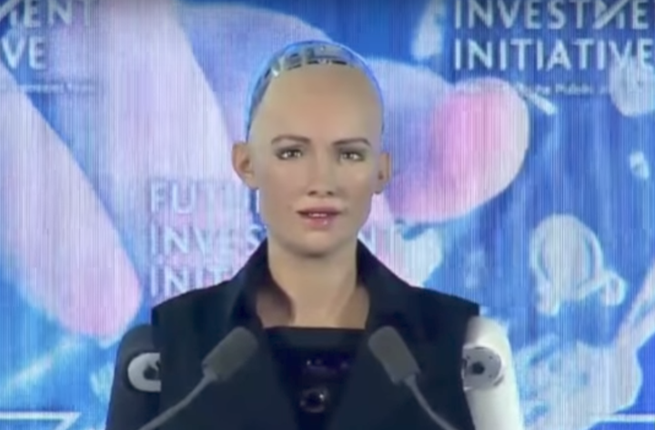 Sophia - Vélmennið sem fékk ríkisborgararétt í Sádi-Arabíu. Mynd: Skjáskot af YouTube