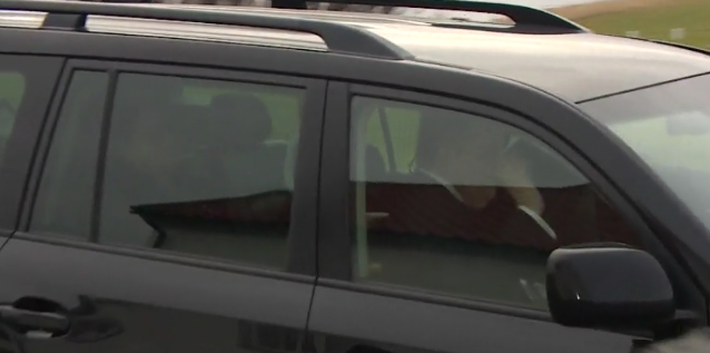 Hér sést Inga Sæland í aftursæti bifreiðar Sigmundar Davíðs við komuna á Bessastaði í dag. MYND: RÚV/Skjáskot