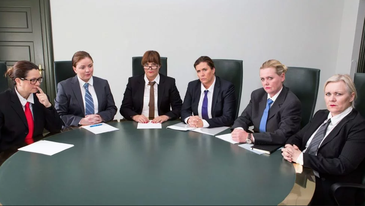 Félag kvenna í atvinnulífinu stilla sér upp sem karlkyns stjórnendur fyrir nokkru síðan. Rakel Sveinsdóttir er lengst til hægri á myndinni.