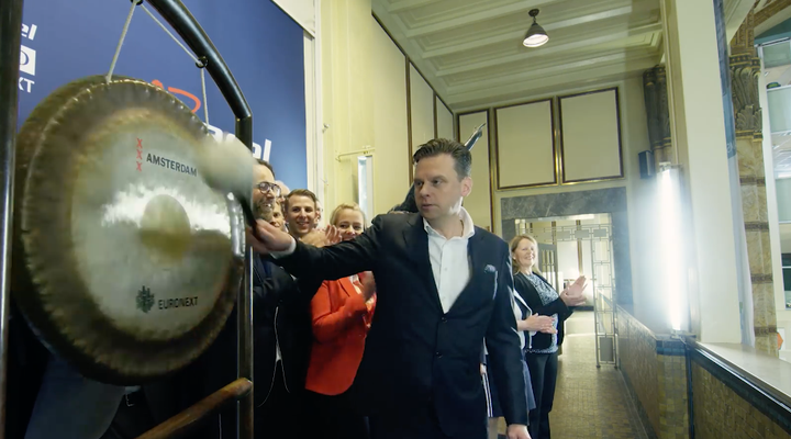 Árni Oddur Þórðarson, forstjóri Marel, slær í gong við upphaf viðskipta í morgun.