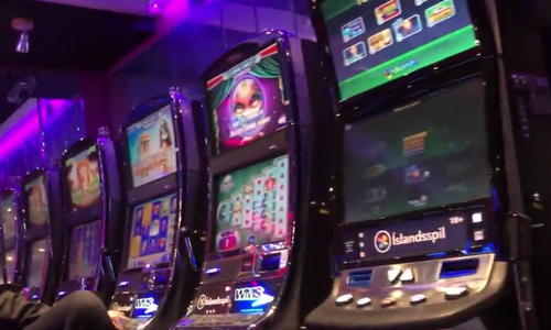 Happdrættisvélar eða spilakassar Gullnámunnar voru fyrst settir upp árið 1993.