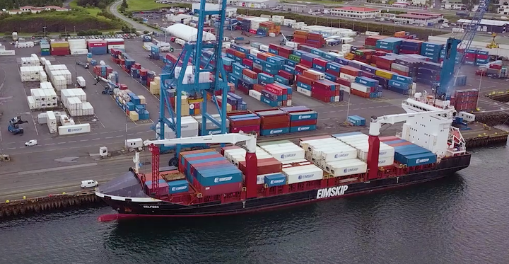 Sala tveggja flutningaskipa í brotajárn til Alang í Indlandi er ástæða þess að héraðssaksóknari hefur fengið húsleitarheimild hjá Eimskip.