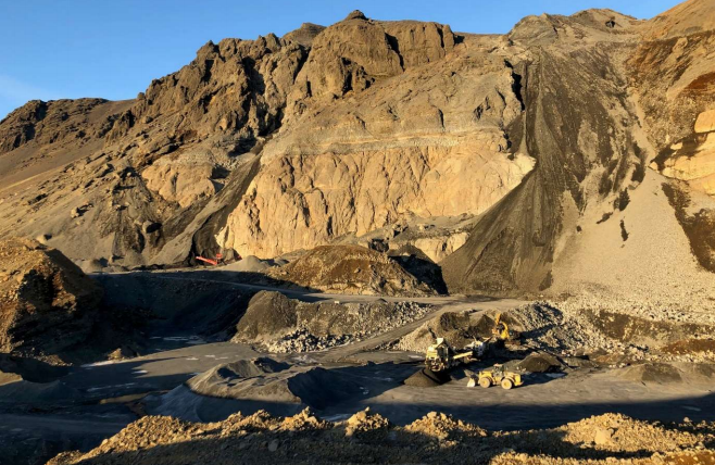 Þórustaðanáma í Ingólfsfjalli hefur verið starfrækt frá því á sjötta áratug síðustu aldar.