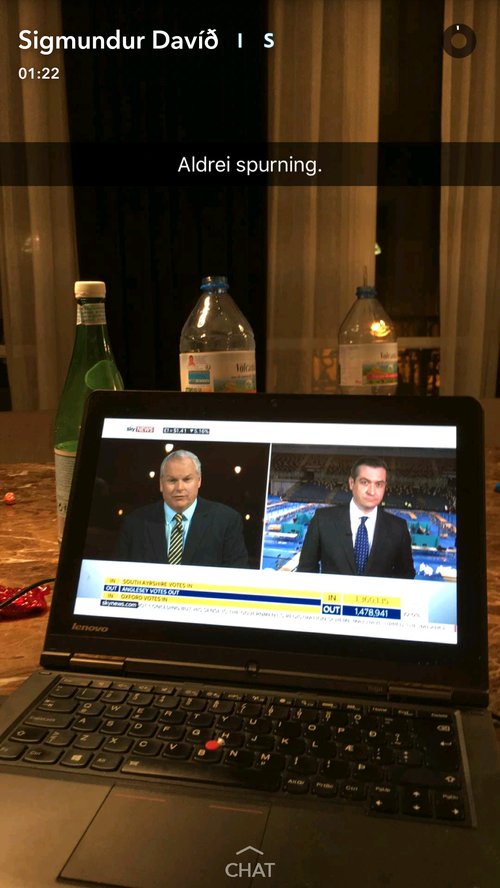 ALDREI SPURNING: Sigmundur Davíð sendi Snapchat frá Frakklandi þar sem hann fylgdist með niðurstöðum talningar frá Bretlandi. 