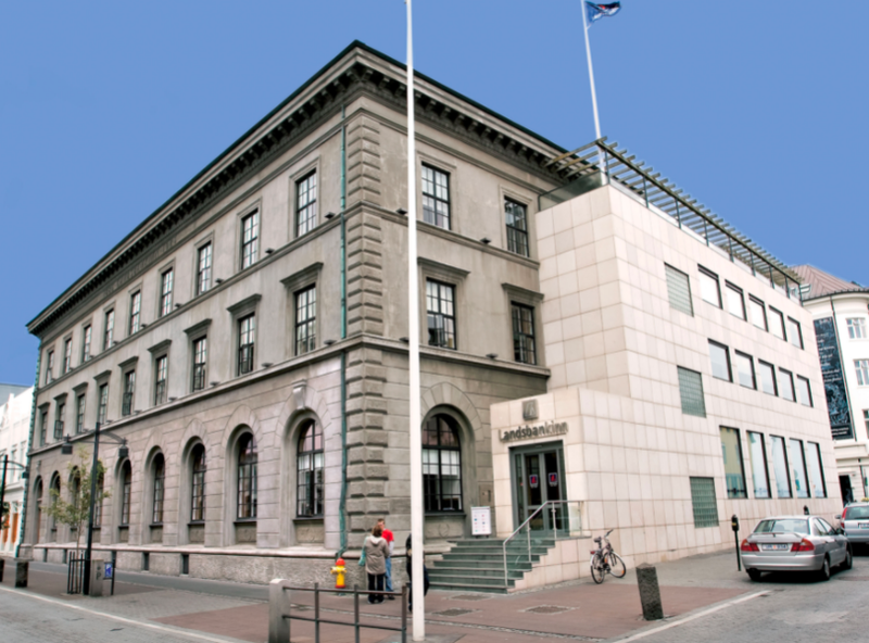 Landsbankahúsið við Austurstræti.