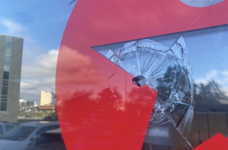 Húsnæði Sósíalistaflokks Íslands var grýtt í gær og tvær rúður brotnar: Mynd: Facebook-síða Sósíalistaflokks Íslands