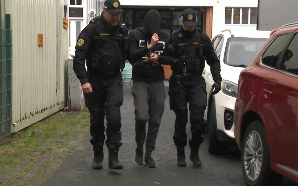 Annar þeirra sem úrskurðaður var í gæsluvarðhald leiddur út úr héraðsdómi Reykjavíkur í gær. Mynd: RÚV/Skjáskot