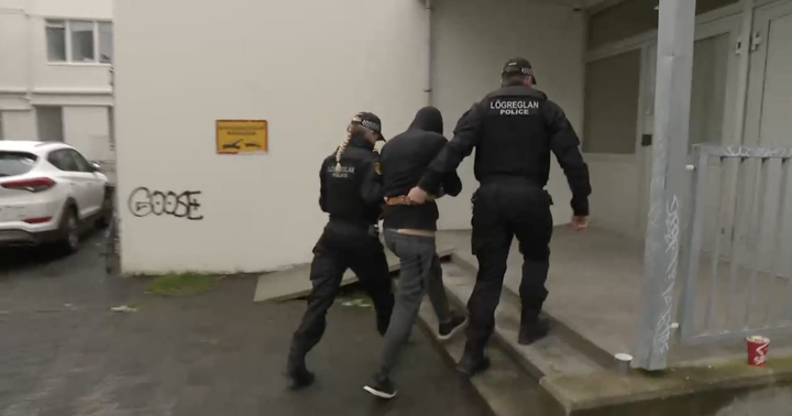 Hér sést annar mannanna vera leiddur inn í héraðsdóm eftir handtöku í september.