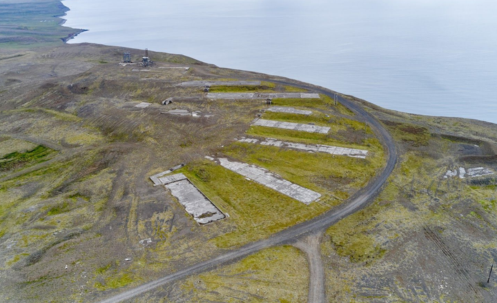 Byggingar ratsjárstöðvarinnar á Heiðarfjalli hafa að mestu leyti verið jafnaðar við jörðu. Þó er enn mikið magn spilliefna á svæðinu.