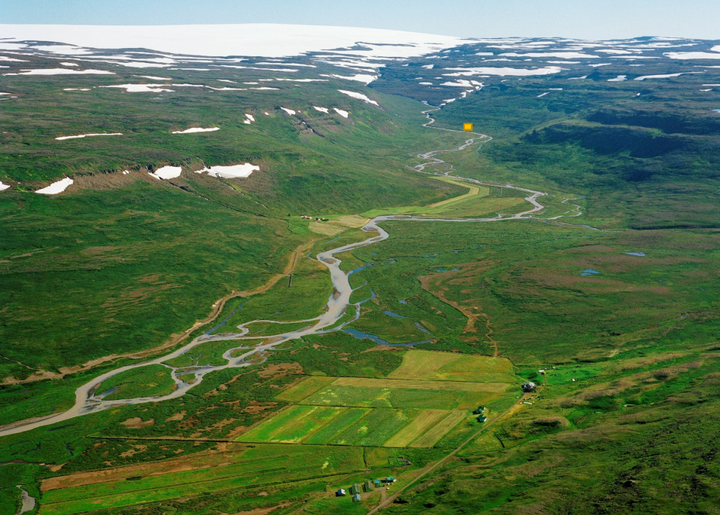 Skjaldfannardalur við Ísafjarðardjúp og Drangajökull í baksýn. Bæirnir Laugaland (t.h.) og Skjaldfönn (t.v.) ásamt mögulegu stöðvarhúsi (gulur kassi ofarlega fyrir miðju).).