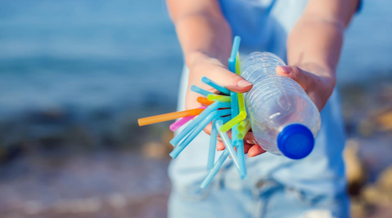 Litskrúðug plaströr eiga eftir að missa litinn en þó haldast nokkuð heil í hafinu í áratugi eða lengur.