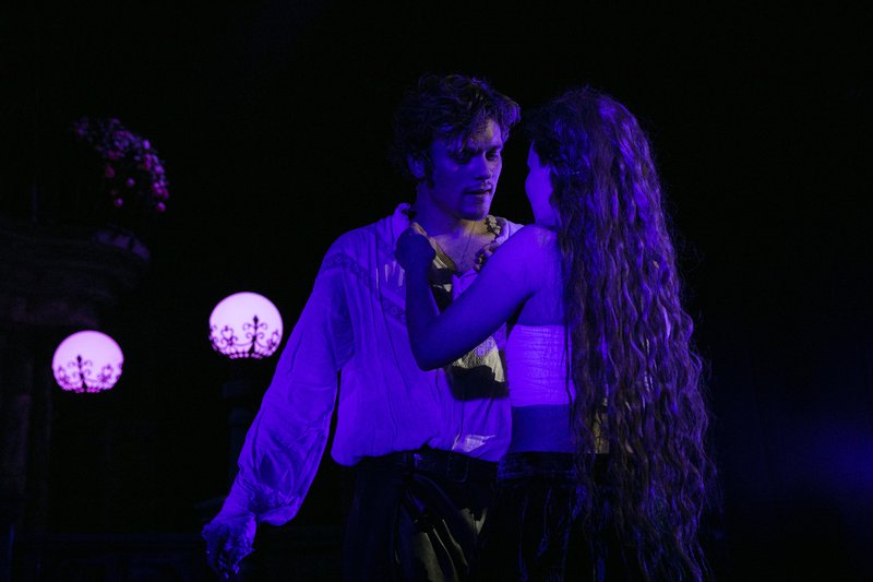 Aron Már Ólafsson í hlutverki Shakespeare. Mynd: Þjóðleikhúsið