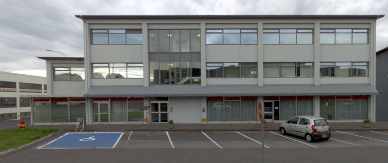 Síðumúli 23. Fyrir framan húsið er og alveg upp að stétt er borgarland, en þó eru bílastæðin merkt eins og þeir sem eigi erindi í húsið megi þar einir leggja. Skjáskot frá Já.is.