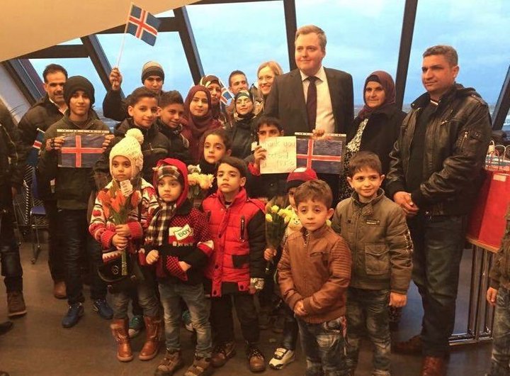 Eygló Harðardóttir þáverandi félagsmálaráðherra og Sigmundur Davíð Gunnlaugsson þáverandi forsætisráðherra taka hér á móti flóttamönnum á Keflavíkurflugvelli í upphafi árs 2016.