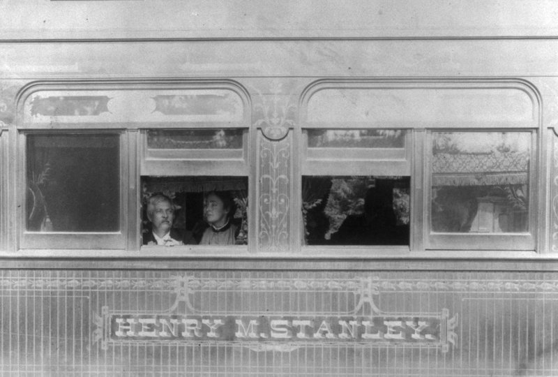 Henry Morton Stanley horfir út um lestarglugga. Mynd: Wiki Commons