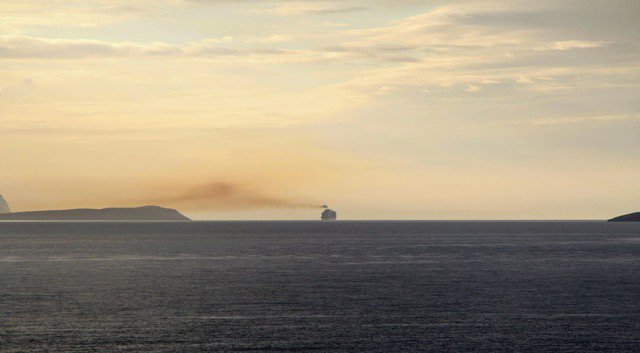 Skemmtiferðaskip siglir út Eyjafjörðinn. Mynd: Adam Óskarsson