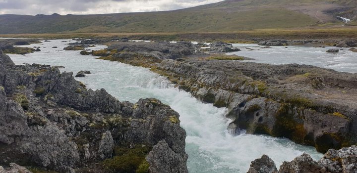 Skjálfandafljót rennur í flúðum um hið fyrirhugaða framkvæmdasvæði Einbúavirkjunar.