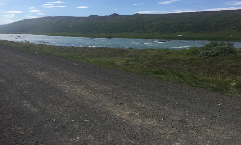 Mynd sem fylgdi tilkynningu á vef Þingeyjarsveitar um kynningarfundinn vakti athygli Gunnlaugs á Sunnuhvoli. Á henni sést meira af malarvegi en fljótinu sem á að virkja.