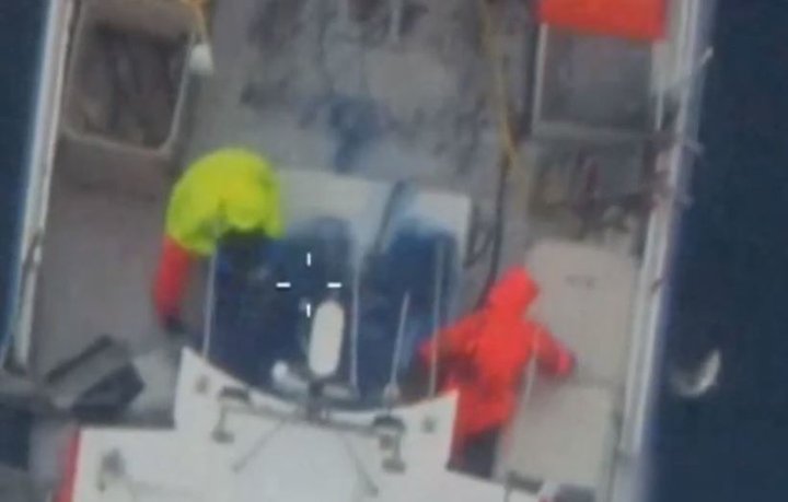 Skjáskot af meintu brottkasti sem náðist á upptöku úr flugvél Landhelgisgæslunnar árið 2019. Fiskistofa flýgur nú drónum yfir báta á miðunum. Mynd: Skjáskot/LHG
