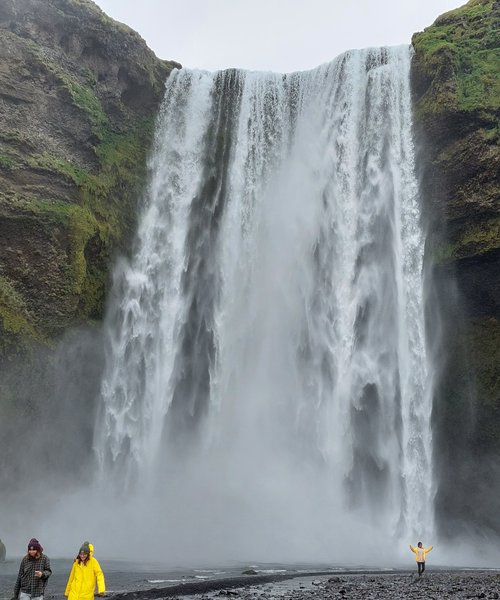 Ferðamenn við Skógafoss. Mynd: Sunna Ósk Logadóttir
