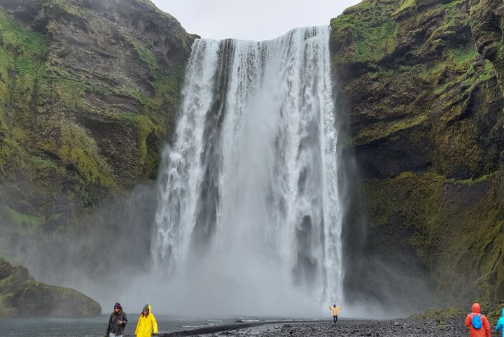 Ferðamenn við Skógafoss.