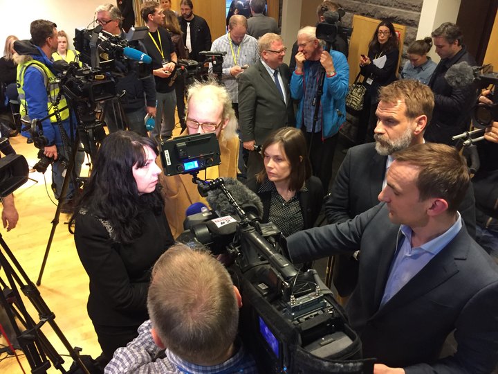 Birgitta Jónsdóttir í viðtali við fréttamenn í skála Alþingis. Leiðtogar hinna stjórnarandstöðuflokkanna fylgjast með.