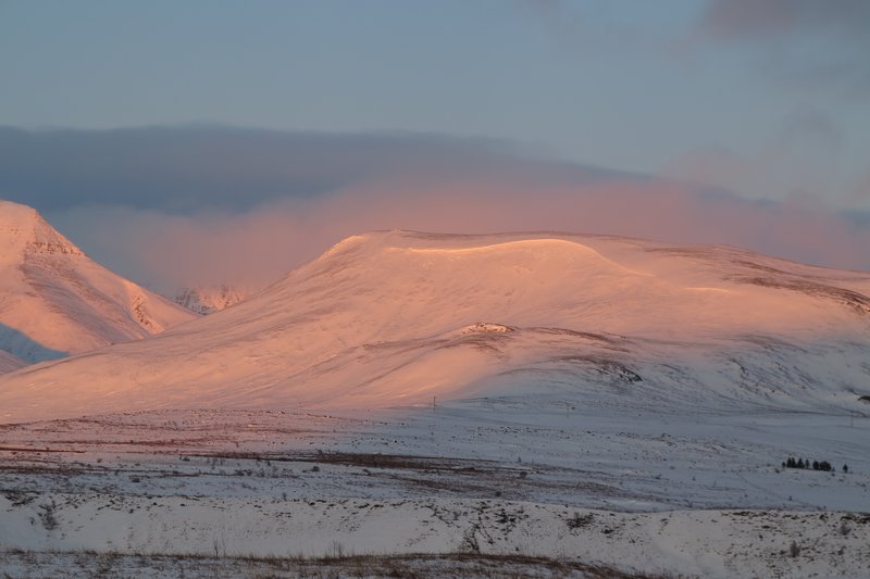 Vesturhlíð Mosfells síðdegis 30. janúar. Sjá má hengju skammt neðan brúnarinnar sem kögglar hafa hrunið úr. Mynd: Tómas Jóhannesson