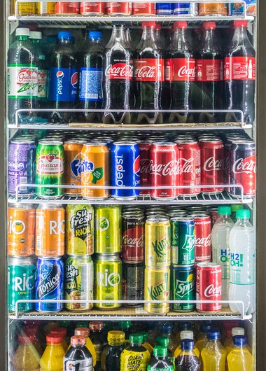 Gosdrykkir í hillu.