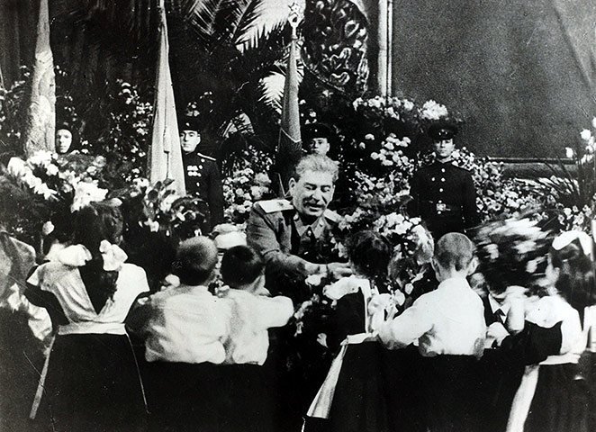 Jósef Stalín tekur á móti blómum í tilefni af afmælishátíð sem haldin var honum til heiðurs í Bolshoi leikhúsinu í byrjun árs árið 1950. Stalín var jafnframt tíður gestur á sýningum í leikhúsinu. Mynd: EPA.