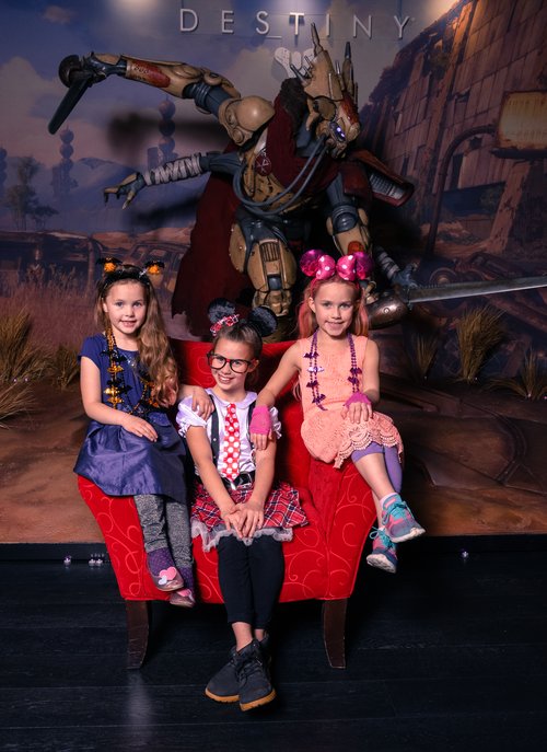 Hér eru dætur Örvars og Fríðu Reynisdóttur, konu hans. Frá vinstri, Ísabella 6 ára, Júlía 11 ára, Andrea Líf 8 ára. Þær kippa sér ekki mikið upp við heldur ófrýnilegt illmenni úr Destiny í baksýn.