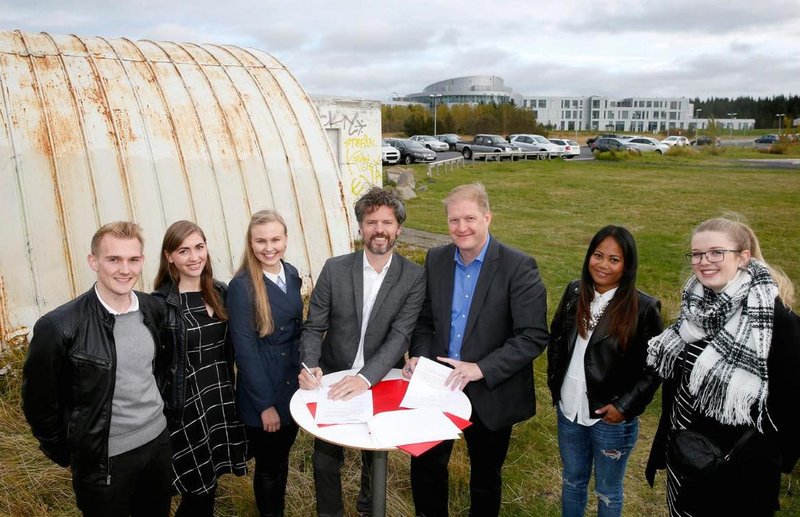 Dagur B. Eggertsson ritar undir leigusamning vegna „Braggans“ áður en framkvæmdir hófust við endurgerð.