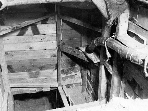 Hér sést niður í göngin. Sérstaka athygli vekur loftræstirörið sem gert var úr niðursuðudósum.