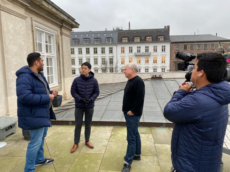 Ted Hui (fyrir miðju) og Uffe Elbæk (t.h.) eftir komu þess fyrrnefnda til Kaupmannahafnar í desember í fyrra.