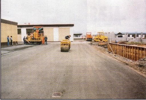 Þjöppuð þurrsteypa lögð á bílastæði við hús Rafveitu Akraness 1988.