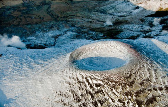 Í Lakaskörðum milli Tjarnarhnúks og Hrómundartinds er að finna jarðhita og á þessum slóðum áformar Orkuveitan Þverárdalsvirkjun.