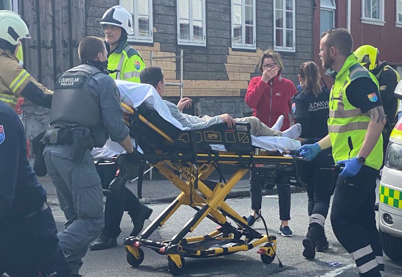 Tibor á sjúkrabörum eftir björgun úr brennandi húsinu. Mynd: Aðsend