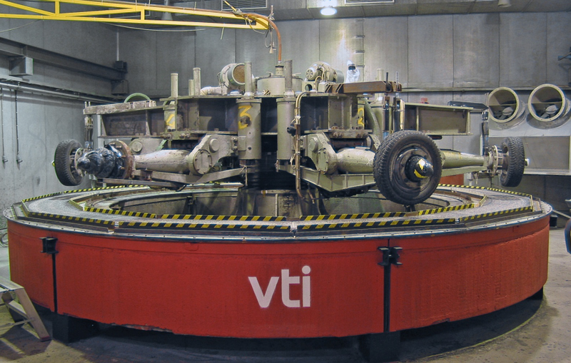 Hér sést búnaður notaður til að mæla áhrif öxulþunga á slit í malbiki.