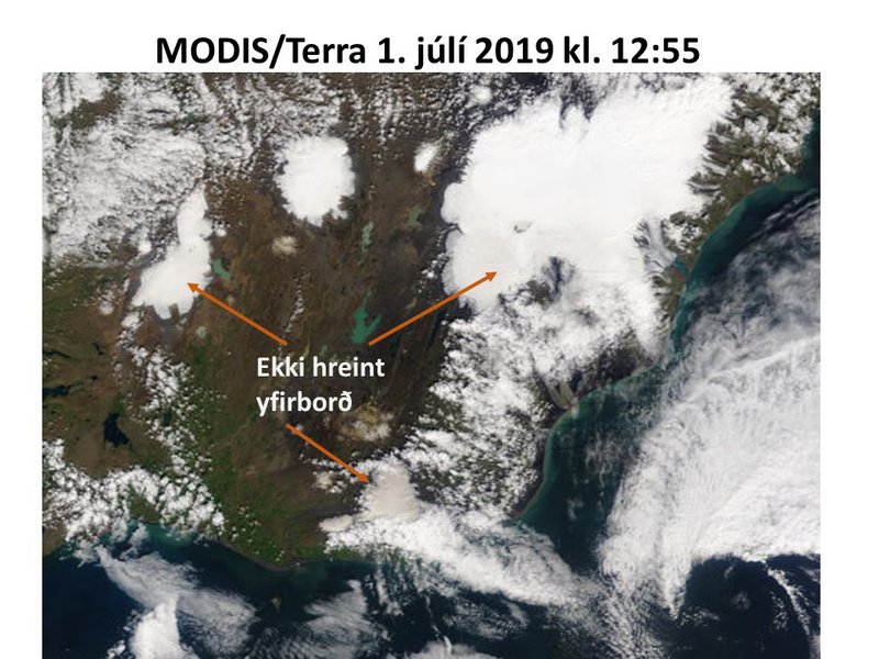 MODIS-myndin frá 1. júlí 2019 er að sögn Einars einkar skýr hvað varðar sand sem sest hefur á jöklana. Sérstaklaga sýnast Mýrdalsjökull og Eyjafjallajökull gulir að sjá, en slikja er líka greinileg yfir suðvesturhluta Vatnajökuls og á Langjökli sunnanverðum.