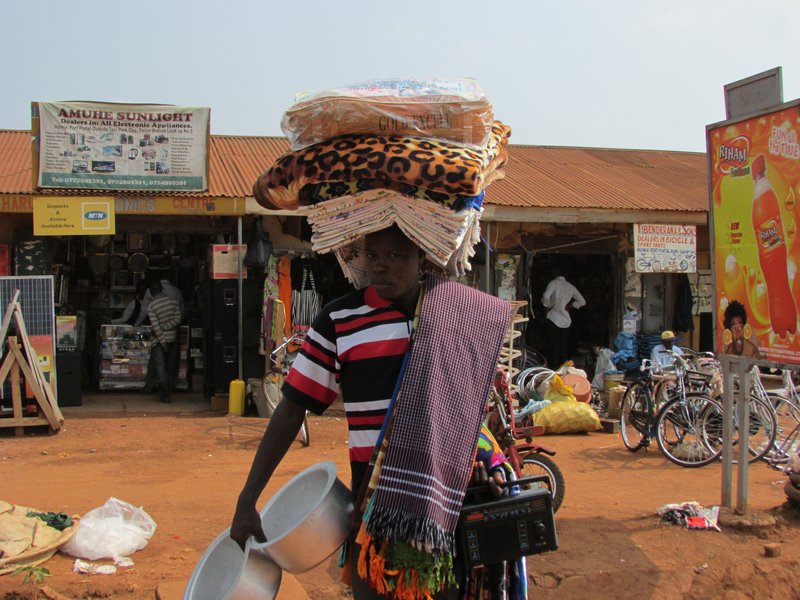Fjölmargir selja hverslags varning á götum úti eða á mörkuðum, stórum sem smáum.  Mynd: Sunna Ósk Logadóttir