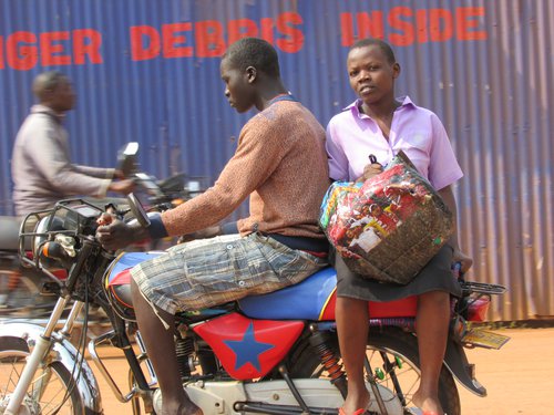 Ferðast um á boda boda. Mynd: Sunna Ósk Logadóttir