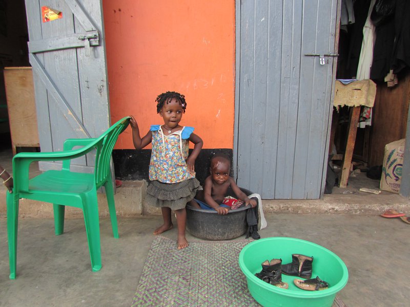 Íslendingar hafa verið með verkefni í þróunarsamvinnu á nokkrum stöðum í Úganda síðustu ár. Hér eru börn í Buikwe-héraði fyrir utan heimili sitt.  Mynd: Sunna Ósk Logadóttir