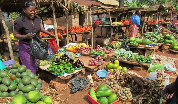 Stór hluti Úgandabúa aflar sér tekna frá degi til dags með sölu á landbúnaðarvörum og öðrum varningi.
