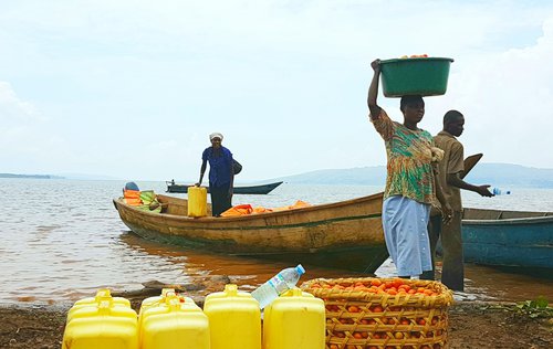 Við Viktoríuvatn. Mynd: Sunna Ósk Logadóttir