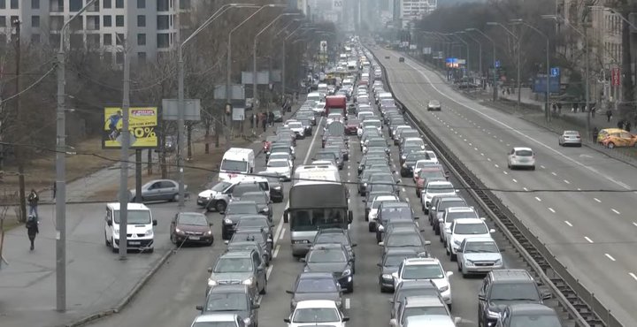 Gríðarlega langar bílalestir í Kænugarði. Aðeins í aðra áttina. Út úr bænum.