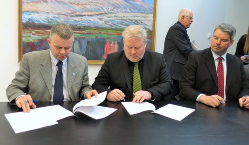Sigurður Ingi Jóhannsson skrifar undir nýja búvörusamninga fyrr í dag.