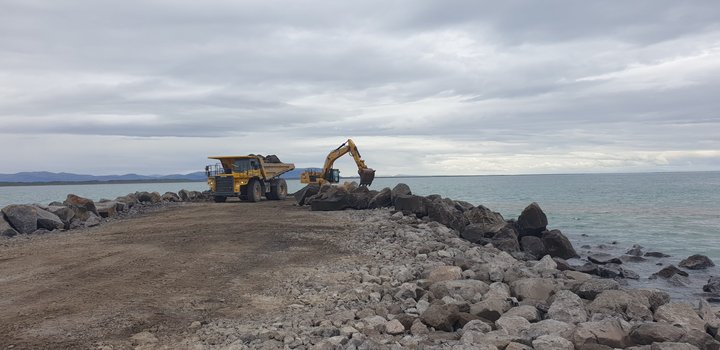 Unnið er að lengingu Suðurvarargarðs við Þorlákshöfn þessa dagana.