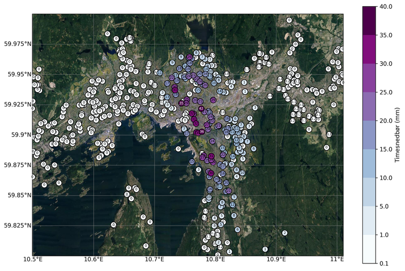 Úrkomumælingar í Ósló 4. ágúst 2019. Mjög staðbundið úrhelli. Safnað var mælingum héðan og þaðan, ekki eingöngu þeim opinberu á vegum sveitarfélagsins eða Norsku Veðurstofunnar. Handhægar veðurstöðvar í Android stýringu ætluðum almenningi hafa notið vinsælda hjá Norðmönnum. Stöðvarnar eru tengdar alheimsneti og birtast á korti. Nokkrir hér á landi hafa keypt þessar stöðvar eins og sjá má hér: https://weathermap.netatmo.com/ . (Myndin er frá Netatmo.com og birtist í Aftenposten 21. júlí 2021)