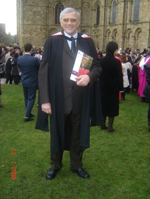 Þórarinn er hér við Durham háskóla, við útskrift úr MBA námi, árið 2006.